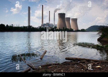 USA, West Virginia, Winfield, Dampf wabert aus Schornsteinen im John Amos Coal-Fired Kraftwerk am Frühlingsmorgen Stockfoto