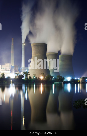 USA, West Virginia, Winfield, Dampf wabert aus Schornsteinen im John Amos Coal-Fired Kraftwerk entlang Kanawha River Stockfoto