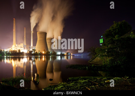 USA, West Virginia, Winfield, Dampf wabert aus Schornsteinen im John Amos Coal-Fired Kraftwerk entlang Kanawha River Stockfoto