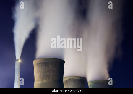 USA, West Virginia, Winfield, Dampf wabert aus Schornsteinen im John Amos Coal-Fired Kraftwerk entlang Kanawha River Stockfoto