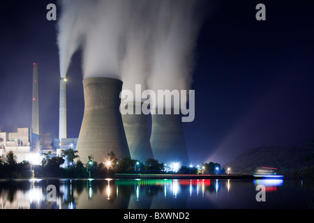 USA, West Virginia, Winfield, Dampf wabert aus Schornsteinen im John Amos Coal-Fired Kraftwerk entlang Kanawha River Stockfoto