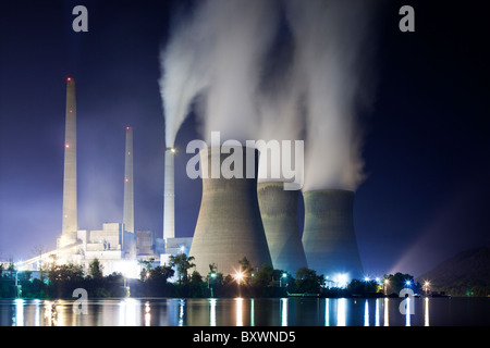 USA, West Virginia, Winfield, Dampf wabert aus Schornsteinen im John Amos Coal-Fired Kraftwerk entlang Kanawha River Stockfoto