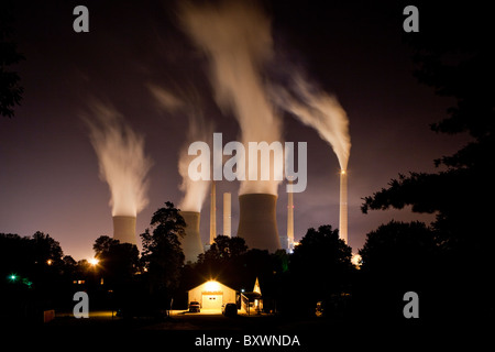 USA, West Virginia, Winfield, Dampf wabert aus Schornsteinen im John Amos Coal-Fired Kraftwerk über Nachbarschaft in der Nacht Stockfoto