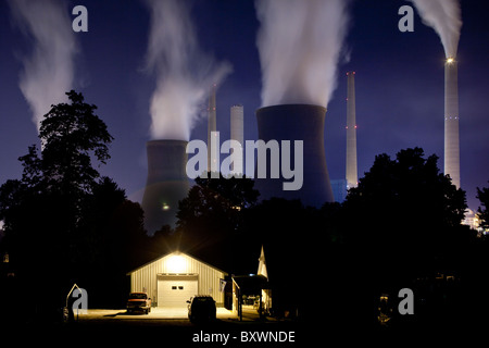 USA, West Virginia, Winfield, Dampf wabert aus Schornsteinen im John Amos Coal-Fired Kraftwerk über Nachbarschaft in der Nacht Stockfoto