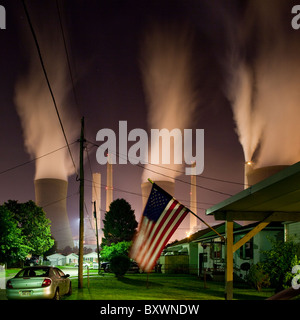 USA, West Virginia, Winfield, Dampf wabert aus Schornsteinen im John Amos Coal-Fired Kraftwerk über Nachbarschaft in der Nacht Stockfoto