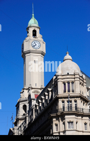 Uhrturm der Stadt Legislature Building (Legislatura De La Ciudad) vom Plaza de Mayo in Buenos Aires gesehen Stockfoto