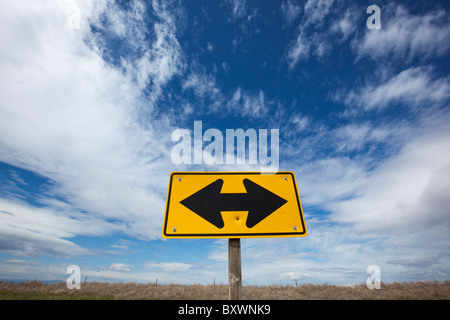 USA, Idaho, Bruneau, Road End Warnschild auf Landstraße Stockfoto