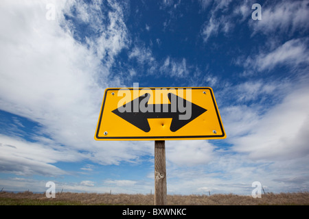 USA, Idaho, Bruneau, Road End Warnschild auf Landstraße Stockfoto