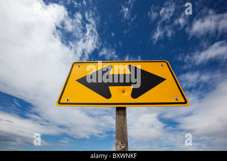 USA, Idaho, Bruneau, Road End Warnschild auf Landstraße Stockfoto