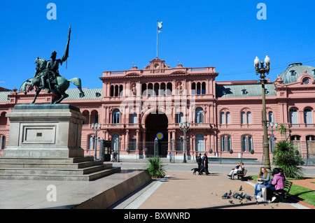 Casa Rosada presidential Palace und General San Martin Statue, Plaza de Mayo, Buenos Aires, Argentinien, Südamerika Stockfoto