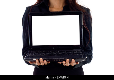 Geschäftsfrau hält einen offene Laptop. Isoliert auf weißem Hintergrund Stockfoto