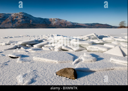 Stapel von Eis am Ufer des Derwent Water als es zugefroren, im Dezember 2010 Stockfoto