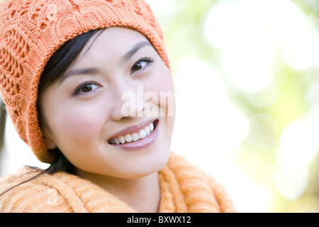 Junge Frau in einem Park im Herbst Stockfoto