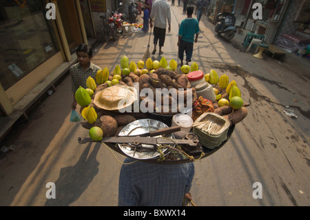 Straßenhändler, tragen seine waren durch die Gassen von Alt-Delhi, Indien Stockfoto