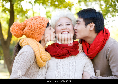 Ältere Frau, die auf beide Wangen geküsst Stockfoto