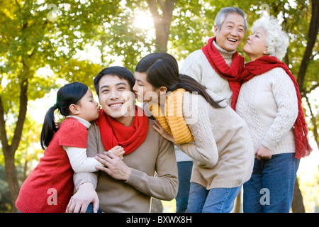 Multi-Generationen-Familie im Park, Frauen Männer küssen Stockfoto