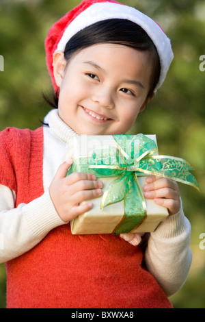 Glückliches Mädchen halten Weihnachtsgeschenk Stockfoto
