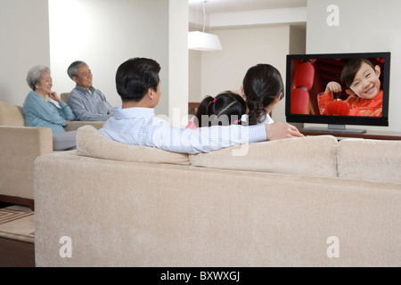 Familie vor dem Fernseher zusammen Stockfoto