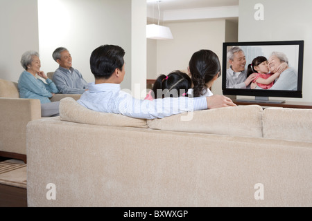 Familie vor dem Fernseher zusammen Stockfoto