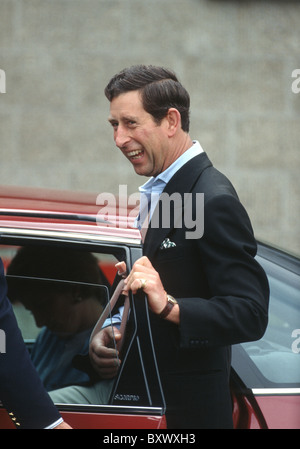 Prinz Charles verlässt Cirencester Krankenhaus, nachdem er seinen Arm verletzt, während Polo, Cirencester, Großbritannien Stockfoto