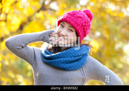 Junge Frau in einem Park im Herbst Stockfoto