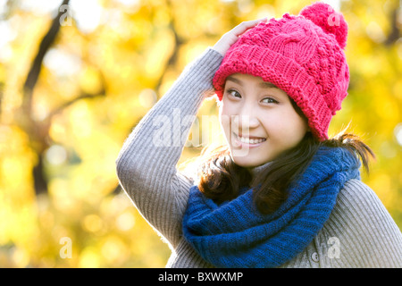 Junge Frau in einem Park im Herbst Stockfoto