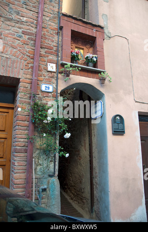 Der Einstieg in die engste Straße in Italien in Città della Pieve, Umbrien genannt Vicolo Bacciadonne (Kuss der Mädchen-Straße) Stockfoto