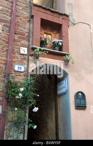 Der Einstieg in die engste Straße in Italien in Città della Pieve, Umbrien genannt Vicolo Bacciadonne (Kuss der Mädchen-Straße) Stockfoto