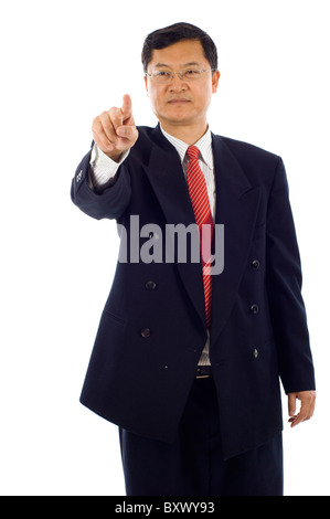 Senior asiatischen Geschäftsmann auf Knopfdruck Touchscreen isoliert auf weißem Hintergrund Stockfoto