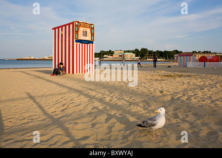 Der Punch and Judy Kiosk am Strand von Weymouth. Stockfoto