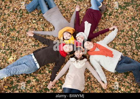 Freunde liegen in einem Stern Form Hand in Hand Stockfoto