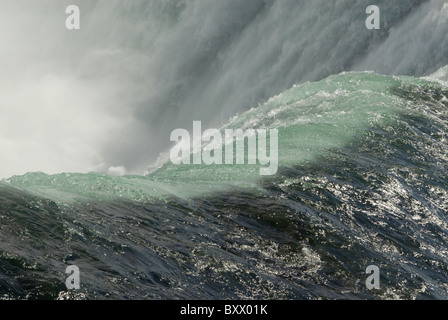 Der "Horseshoe Falls" Teil von Niagara Falls in Ontario, Kanada, an einem sonnigen Herbsttag. Stockfoto