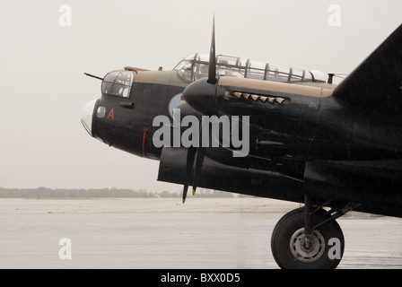 Die Avro Lancaster X von der Canadian Warplane Heritage Museum vorbereitet für Take off in Hamilton, Ontario, Kanada. Stockfoto