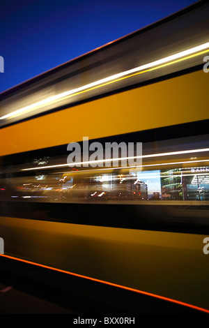 Potsdamer Platz mit Kollhoff Tower und DB-Tower in Berlin durch die Fensterscheiben eines vorbeifahrenden Bus gesehen Stockfoto