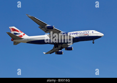 Ein Jumbo-Jet Boeing 747 der British Airways im Endanflug Stockfoto