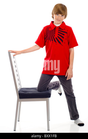 Studio Portriat jungen ruht auf einem Stuhl isoliert auf weißem Hintergrund Stockfoto