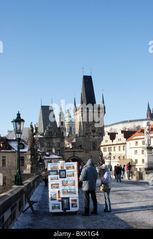 Künstler und Fotografen ihre Bilder zu verkaufen, für Touristen auf der Karlsbrücke, Prag, Tschechische Republik. Stockfoto