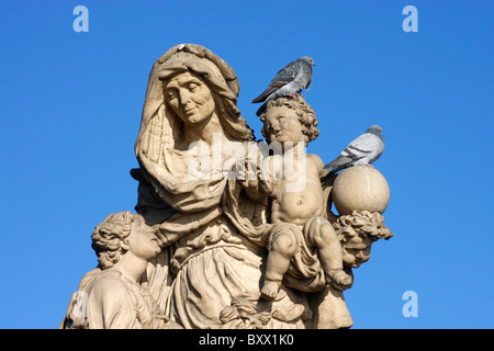 Statue auf der Karlsbrücke über den Fluss Vitava (Moldau), Prag, Tschechische Republik. Stockfoto