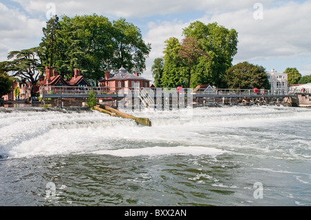 Das Wehr auf der Themse bei Marlow in Buckinghamshire England UK Stockfoto