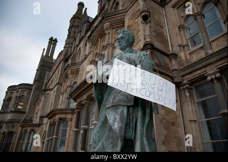 Aberystwyth Universitätsstudenten protestieren auf die geplanten Kürzungen im Hochschulbereich, die Finanzierung, UK Stockfoto