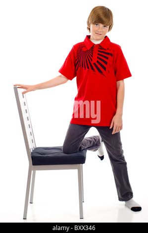 Studio Portriat jungen ruht auf einem Stuhl isoliert auf weißem Hintergrund Stockfoto