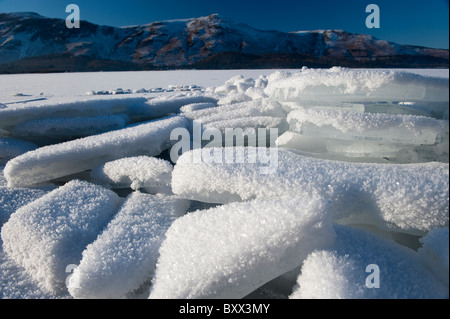 Stapel von Eis am Ufer des Derwent Water als es zugefroren, im Dezember 2010 Stockfoto