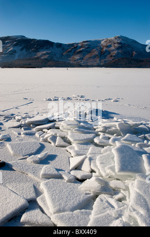 Stapel von Eis am Ufer des Derwent Water als es zugefroren, im Dezember 2010 Stockfoto