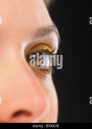 Weiße Frauen links Auge gelbes Auge Make-up geringe Schärfentiefe Stockfoto