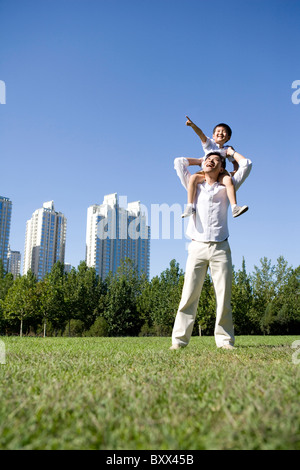 Vater und Sohn spielen im park Stockfoto