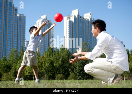 Vater und Sohn spielen im park Stockfoto