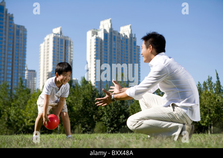 Vater und Sohn spielen im park Stockfoto