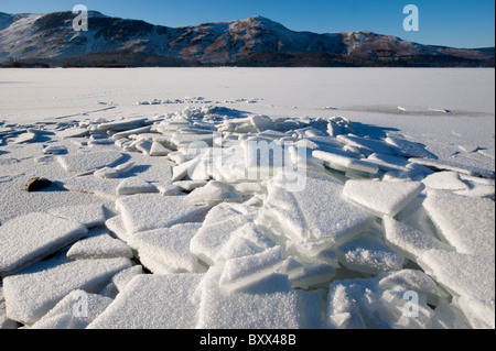 Stapel von Eis am Ufer des Derwent Water als es zugefroren, im Dezember 2010 Stockfoto