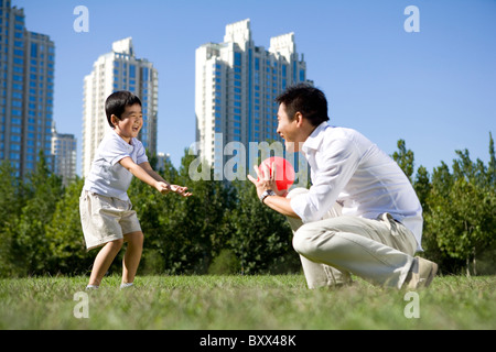 Vater und Sohn spielen im park Stockfoto