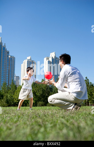 Vater und Sohn spielen im park Stockfoto